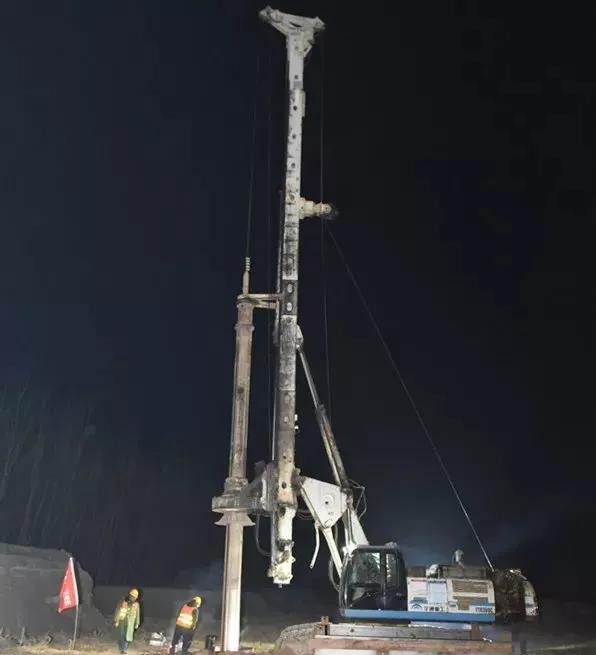 壹定发旋挖打下雄安站第一桩